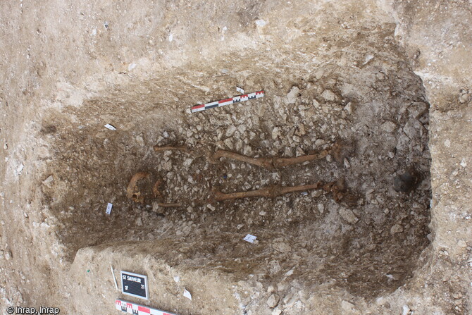 Inhumation romaine du 3e si&egrave;cle de notre &egrave;re, mise au jour lors de la fouille &agrave; Saint-Sauveur (Somme) en 2021. A noter le vase d&eacute;pos&eacute; au pied du d&eacute;funt et le coffrage en bois du cercueil. 