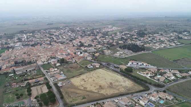 Vue a&eacute;rienne du site de fouille du village ceintur&eacute; du N&eacute;olithique final et du Bronze ancien &agrave; Saint-Geni&egrave;s-de-Fontedit (H&eacute;rault) en 2022.