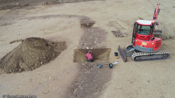 Foss&eacute; du N&eacute;olithique final languedocien (2500 et 2200 avant notre &egrave;re) en cours de fouille &agrave; Saint-Geni&egrave;s-de-Fontedit (H&eacute;rault) en 2022. La fouille a r&eacute;v&eacute;l&eacute; un r&eacute;seau complexe de foss&eacute;s et tranch&eacute;es de palissades qui venaient ceinturer un habitat aujourd'hui disparu. Cette volont&eacute; de retrancher les habitations derri&egrave;re de telles constructions est fr&eacute;quente &agrave; la fin du N&eacute;olithique. Ce r&eacute;seau complexe de foss&eacute;s r&eacute;sulte du recoupement de plusieurs enceintes successives qui t&eacute;moignent de la longue dur&eacute;e d'occupation. 