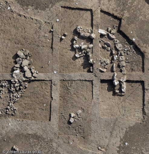 Soubassement en pierre d'un b&acirc;timent du Bronze ancien &agrave; Saint-Geni&egrave;s-de-Fontedit (H&eacute;rault) en 2022. Une portion de mur permet de reconna&icirc;tre l'extr&eacute;mit&eacute; en abside d'un imposant b&acirc;timent mesurant 6 m de large pour une longueur qui devait d&eacute;passer 10 m. Seule les premi&egrave;res assises devaient &ecirc;tre en pierre. Ce mat&eacute;riau, qui offre une meilleure r&eacute;sistance, est souvent privil&eacute;gi&eacute; pour les parties basses des murs, les parties hautes &eacute;taient en bois et en terre crue. Cette d&eacute;couverte documente pour la premi&egrave;re fois la forme des maisons du d&eacute;but de la Protohistoire dans les plaines de Languedoc central