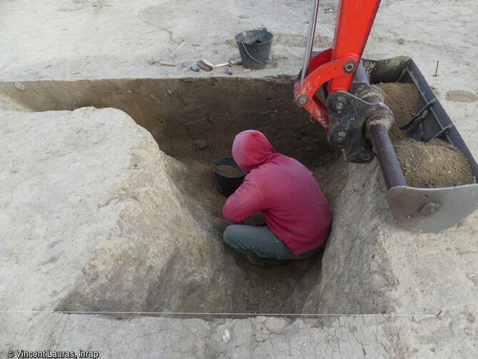 Foss&eacute; du N&eacute;olithique final languedocien (2500 et 2200 avant notre &egrave;re) en cours de fouille &agrave; Saint-Geni&egrave;s-de-Fontedit (H&eacute;rault) en 2022. La fouille a r&eacute;v&eacute;l&eacute; un r&eacute;seau complexe de foss&eacute;s et tranch&eacute;es de palissades qui venaient ceinturer un habitat aujourd'hui disparu. Cette volont&eacute; de retrancher les habitations derri&egrave;re de telles constructions est fr&eacute;quente &agrave; la fin du N&eacute;olithique. Ce r&eacute;seau complexe de foss&eacute;s r&eacute;sulte du recoupement de plusieurs enceintes successives qui t&eacute;moignent de la longue dur&eacute;e d'occupation.