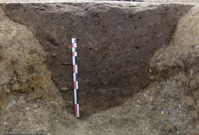 Coupe stratigraphique d'un foss&eacute; du N&eacute;olithique final languedocien (2500 et 2200 avant notre &egrave;re). Les plus grands de ces foss&eacute;s font plus de 2 m&egrave;tres de profondeur alors que des creusements plus &eacute;troits et moins profonds correspondent probablement &agrave; des tranch&eacute;es li&eacute;es &agrave; l'installation de poteaux qui devaient participer &agrave; la construction d'une palissade ou d'un rempart. 