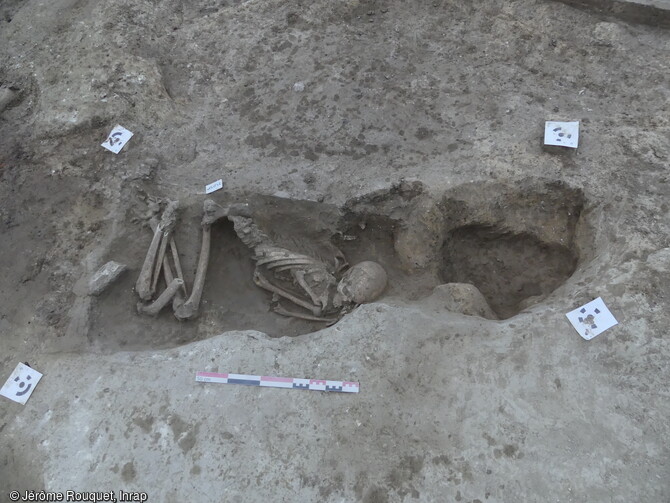 Inhumation d&eacute;pos&eacute;e dans une fosse-carri&egrave;re abandonn&eacute;e du N&eacute;olithique final &agrave; Saint-Geni&egrave;s-de-Fontedit (H&eacute;rault) en 2022. Plusieurs inhumations ont &eacute;t&eacute; retrouv&eacute;es dans des structures domestiques d&eacute;safect&eacute;es. Leur statut interroge &agrave; une &eacute;poque o&ugrave; le lieu d'inhumation &eacute;tait tr&egrave;s majoritairement en s&eacute;pulture collective au sein de monuments m&eacute;galithiques ou de cavit&eacute;s naturelles. 