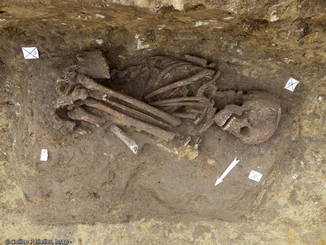 Inhumation d&eacute;pos&eacute;e contre la paroi d'une grande cave du N&eacute;olithique final &agrave; Saint-Geni&egrave;s-de-Fontedit (H&eacute;rault) en 2022. Plusieurs inhumations ont &eacute;t&eacute; retrouv&eacute;es dans des structures domestiques d&eacute;safect&eacute;es. Leur statut interroge &agrave; une &eacute;poque o&ugrave; le lieu d'inhumation &eacute;tait tr&egrave;s majoritairement en s&eacute;pulture collective au sein de monuments m&eacute;galithiques ou de cavit&eacute;s naturelles.