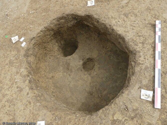 Petite resserre de stockage qui a livr&eacute; un lot de tessons de c&eacute;ramiques d&eacute;cor&eacute;s se rapportant &agrave; des gobelets de style campaniformes international &agrave; Saint-Geni&egrave;s-de-Fontedit (H&eacute;rault) en 2022. La d&eacute;couverte de ce type de c&eacute;ramique reste exceptionnelle et est le t&eacute;moin des premi&egrave;res interactions entre les populations n&eacute;olithiques locales et les groupes campaniformes. 