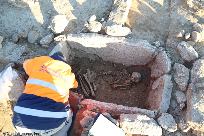 Anthropologue en train de fouiller le coffre fun&eacute;raire m&eacute;galithique&nbsp; de Saint-Geni&egrave;s-de-Fontedit (H&eacute;rault) en 2022. Entour&eacute; d'une couronne de pierres et, probablement recouvert d'un tumulus en terre, il est le t&eacute;moin inattendu et in&eacute;dit d'une manifestation fun&eacute;raire qui doit dater du d&eacute;but de la Protohistoire. Dans ce coffre, deux individus ont &eacute;t&eacute; d&eacute;pos&eacute;s successivement. L'origine de la pr&eacute;sence d'un os long provenant d'un troisi&egrave;me sujet reste &eacute;nigmatique. Aucun mobilier n'&eacute;tait associ&eacute; aux d&eacute;funts. La datation par le radiocarbone permettra de pr&eacute;ciser s'il date de la fin du N&eacute;olithique ou d