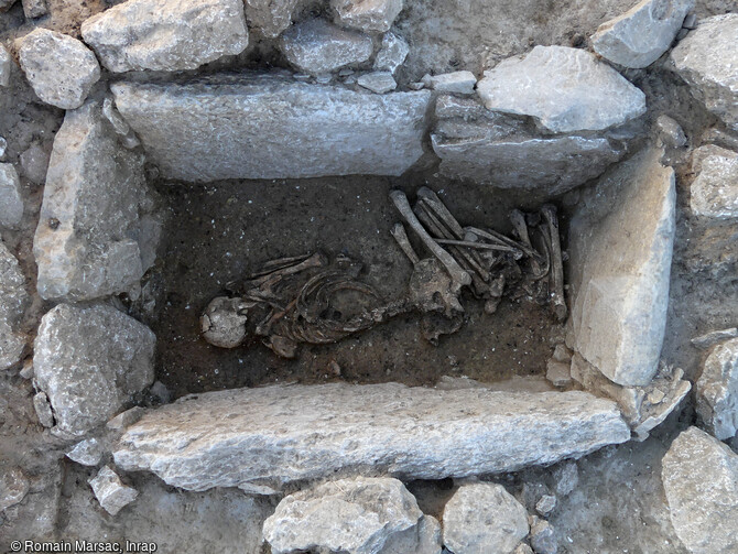 Vue sup&eacute;rieur du coffre fun&eacute;raire m&eacute;galithique et de son contenu de Saint-Geni&egrave;s-de-Fontedit (H&eacute;rault) en 2022. Dans ce coffre, deux individus ont &eacute;t&eacute; d&eacute;pos&eacute;s successivement, le d&eacute;p&ocirc;t du second corps a perturb&eacute; les ossements du premier qui sont apparus dans un important d&eacute;sordre. L'origine de la pr&eacute;sence d'un os long provenant d'un troisi&egrave;me sujet reste &eacute;nigmatique. Aucun mobilier n'&eacute;tait associ&eacute; aux d&eacute;funts. La datation par le radiocarbone permettra de pr&eacute;ciser s'il date de la fin du N&eacute;olithique ou d'une p&eacute;riode plus r&eacute;cente puisque des coffres fun&eacute;raires de ce type datent souvent du Bronze a