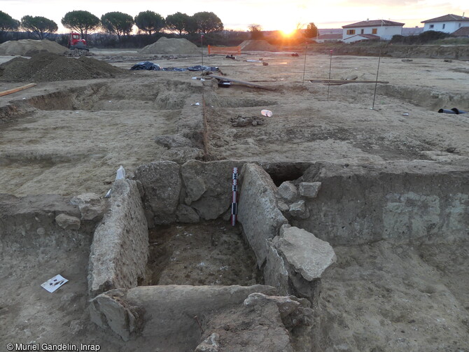 Vue du coffre fun&eacute;raire m&eacute;galithique en fin de fouille de Saint-Geni&egrave;s-de-Fontedit (H&eacute;rault) en 2022. 