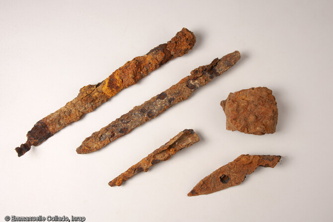 Ensemble de currency-bars, produits semi-finis mis au jour dans l'habitat de l'&acirc;ge du Fer &agrave; Blanville-sur-Orne (Calvados) en 2021, ces produits t&eacute;moignent de pratiques artisanales, telles que la forge. 