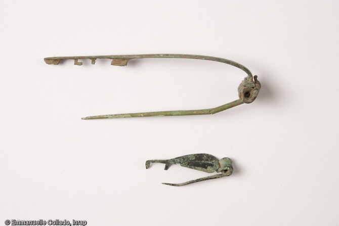 Fibules (objets de parure) d&eacute;couvertes dans l'habitat de l'&acirc;ge du Fer &agrave; Blanville-sur-Orne (Calvados) en 2021.