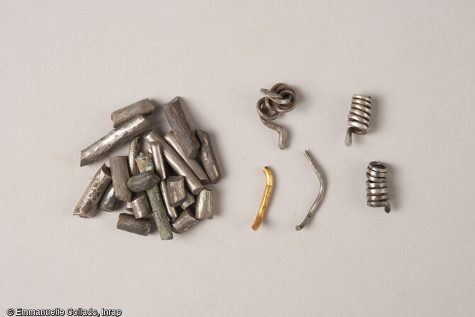 Ensemble de lingots en m&eacute;taux pr&eacute;cieux d&eacute;couvert &agrave; l'angle d'un foss&eacute; d'enclos dans l'habitat de l'&acirc;ge du Fer &agrave; Blanville-sur-Orne (Calvados) en 2021. Dans ce foss&eacute; d'enclos, a &eacute;t&eacute; mis au jour, un lot exceptionnel de 29 lingots en argent, en or ou alliage cuivreux (fragments centim&eacute;triques de tiges circulaires), dat&eacute; d'environ 50-60/20 ans avant notre &egrave;re. L'usage de ces lingots s'inscrivait, &agrave; titre d'hypoth&egrave;se, dans des transactions mon&eacute;taires. 