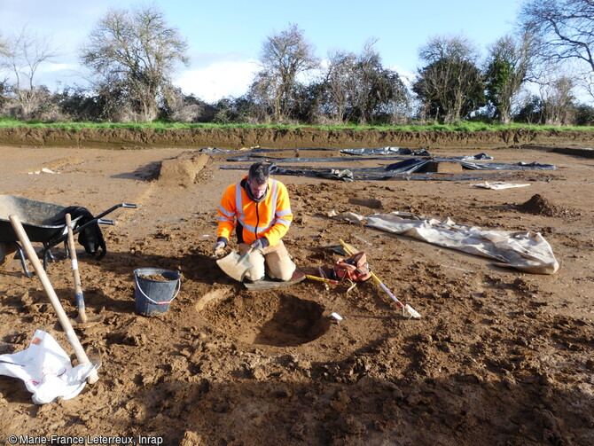 Fouille d'une s&eacute;pulture de l'&acirc;ge du Fer dans la n&eacute;cropole &agrave; Blainville-sur-Orne (Calvados) en 2021. Cette fouille est marqu&eacute;e par la d&eacute;couverte inattendue d'une vaste n&eacute;cropole, comptant parmi les plus importantes de la Plaine de Caen. Elle a &eacute;t&eacute; en usage durant presque 300 ans (de 540 &agrave; 2050 ans avant notre &egrave;re) et atteste de la coexistence des deux pratiques fun&eacute;raires : l'inhumation et la cr&eacute;mation. 