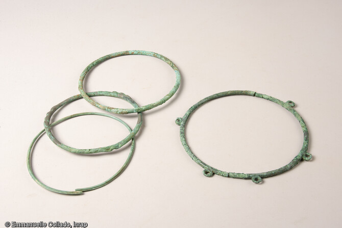 Anneaux de cheville (&agrave; gauche) et torque retrouv&eacute;s sur des d&eacute;funts dans la n&eacute;cropole de l'&acirc;ge du Fer &agrave; Blainville-sur-Orne (Calvados) en 2021.