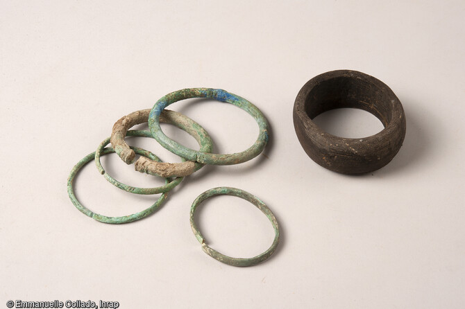 Bracelets en alliage cuivreux et en lignite (en haut &agrave; droite)&nbsp; retrouv&eacute;s sur des d&eacute;funts dans la n&eacute;cropole de l'&acirc;ge du Fer &agrave; Blainville-sur-Orne (Calvados) en 2021. Leur diam&egrave;tre est compris entre 5 &agrave; 10 cm. 