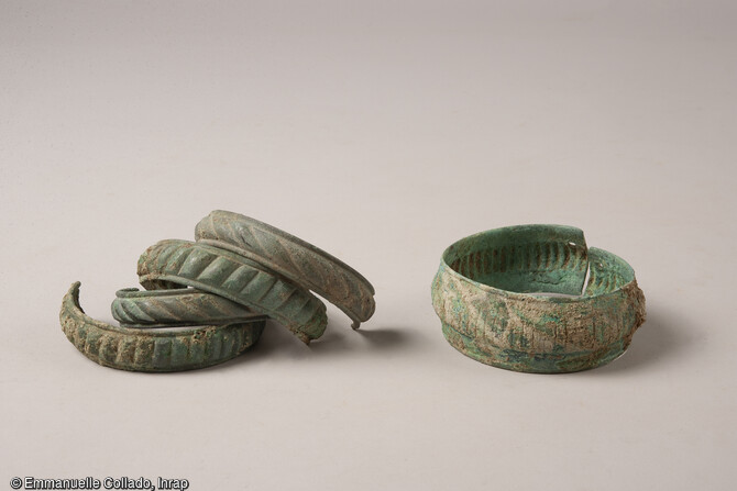 Lot de bracelets en alliage cuivreux port&eacute;s par des d&eacute;funts dans la n&eacute;cropole de l'&acirc;ge du Fer &agrave; Blainville-sur-Orne (Calvados) en 2021.