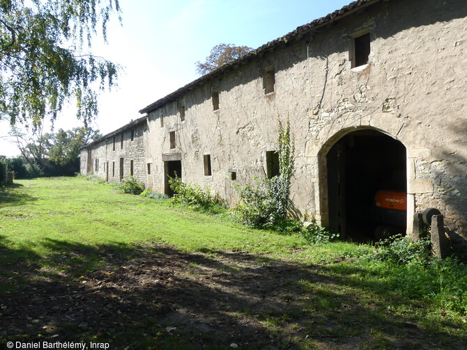 Vue g&eacute;n&eacute;rale des sondages r&eacute;alis&eacute;s aux alentours du corps de ferme 16e/19e si&egrave;cle du ch&acirc;teau de Marigny &agrave; Fleurville (Sa&ocirc;ne-et-Loire, concern&eacute;s par le projet de r&eacute;habilitation&nbsp; en 2021. 