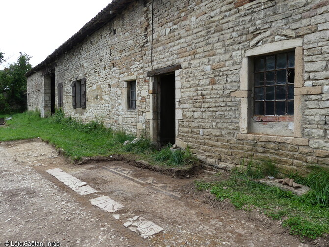 Seuil et tapis d'entr&eacute;e en opus tessellatum de la grande pi&egrave;ce de r&eacute;ception de la r&eacute;sidence rurale avec corps de ferme 16e/19e si&egrave;cle en arri&egrave;re-plan, au ch&acirc;teau de Marigny &agrave; Fleurville (Sa&ocirc;ne-et-Loire) . Le faible recouvrement des structures est d&ucirc; &agrave; la r&eacute;cup&eacute;ration des couches de d&eacute;molition antique pour l'am&eacute;nagement de la construction &agrave; l'&eacute;poque moderne. 