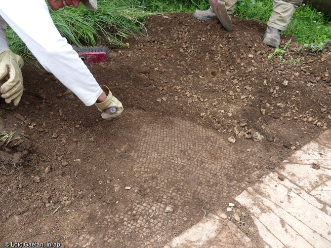 D&eacute;couverte d'une mosa&iuml;que dans la villa gallo-romaine lors d'un sondage du corps de ferme du ch&acirc;teau de Marigny &agrave; Fleurville (Sa&ocirc;ne-et-Loire).
