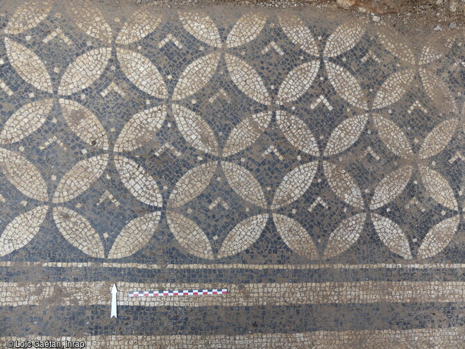 D&eacute;tail du sol en opus tessellatum aux motifs de cercles s&eacute;cants appartenant &agrave; un probable cubiculum, mis au jour lors d'un sondage du corps de ferme du ch&acirc;teau de Marigny &agrave; Fleurville (Sa&ocirc;ne-et-Loire) en 2021. 