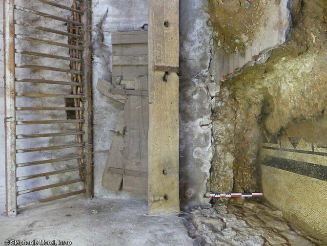 Sondage r&eacute;alis&eacute; dans l'&eacute;curie cr&eacute;&eacute;e au 19e si&egrave;cle dans le corps de ferme du ch&acirc;teau de Marigny &agrave; Fleurville (Sa&ocirc;ne-et-Loire) en 2021. Le sol contemporain repose sur les remblais de d&eacute;molition antique et la mosa&iuml;que de la pi&egrave;ce de r&eacute;ception centrale de la pars urbana. Les murs actuels reprennent en partie les &eacute;l&eacute;vations antiques.&nbsp;