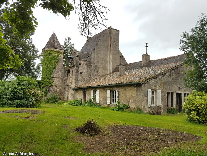 Fa&ccedil;ade sur cour de l'aile nord du ch&acirc;teau de Marigny &agrave; Fleurville (Sa&ocirc;ne-et-Loire) faisant face au corps de ferme. Sa construction date de la fin du 16e si&egrave;cle par Philibert Pelez, pr&eacute;v&ocirc;t de V&eacute;rizet.