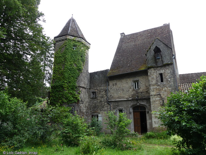 Fa&ccedil;ade sur cour de l'aile nord du ch&acirc;teau de Marigny &agrave; Fleurville (Sa&ocirc;ne-et-Loire) faisant face au corps de ferme. Sa construction date de la fin du 16e si&egrave;cle par Philibert Pelez, pr&eacute;v&ocirc;t de V&eacute;rizet.