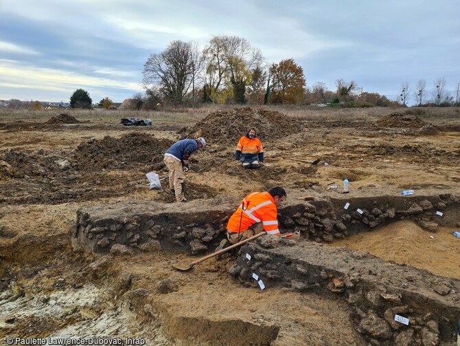 Fouille de la structure semi-excav&eacute;e du Bas-Empire &agrave; Ollainville (Essonne) en 2021. Ce site est implant&eacute; sur une pente qui se caract&eacute;rise par des ph&eacute;nom&egrave;nes de colluvionnement et de ravinement sur un emplacement g&eacute;ologique marqu&eacute; par un affleurement de bancs de meuli&egrave;re. Les vestiges tr&egrave;s aras&eacute;s ont &eacute;t&eacute; d&eacute;couverts &agrave; seulement 30 cm de profondeur.