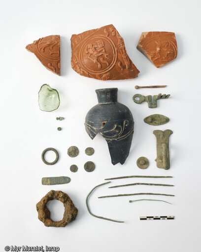 Mobilier antique provenant de la fouille &agrave; Ollainville (Essonne) en 2021. Une grande structure excav&eacute;e a fourni un mobilier particuli&egrave;rement riche et diversifi&eacute; : monnaies, petits objets en bronze, c&eacute;ramique sigill&eacute;e d&eacute;cor&eacute;e &agrave; la molette, cl&eacute;... Ce mobilier suppose la pr&eacute;sence d'un habitat limitrophe ou non conserv&eacute;. 