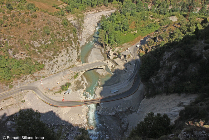 Le pont du Cairos vu depuis la route de Saorge (Alpes-Maritimes) avant l'opération archéologique en 2022. 