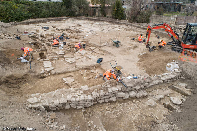 Vue g&eacute;n&eacute;rale du cimeti&egrave;re rupestre (VIIe-XIIe si&egrave;cle) en cours de fouille dans le quartier de Saint-Ferr&eacute;ol &agrave; Uz&egrave;s (Gard). La fouille a permis l'&eacute;tude de pr&egrave;s de 200 s&eacute;pultures, orient&eacute;es ouest/est, implant&eacute;es en rang&eacute;es et quasi syst&eacute;matiquement install&eacute;es dans le rocher. Femmes, hommes et enfants ont re&ccedil;u le m&ecirc;me soin : un creusement dans la roche &agrave; la forme du corps avec souvent un coussin rupestre pour la t&ecirc;te et des dalles de couvertures prot&eacute;geant le d&eacute;funt de tout contact avec la terre. 