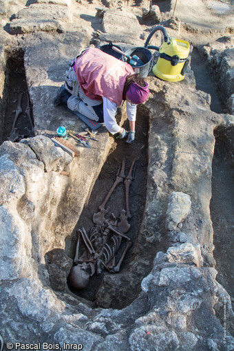 Vue d'une s&eacute;pulture en cours de fouille dans le cimeti&egrave;re rupestre (VIIe-XIIe si&egrave;cle) du quartier de Saint-Ferr&eacute;ol &agrave; Uz&egrave;s (Gard). Le d&eacute;funt repose dans un creusement de la forme du corps. 
