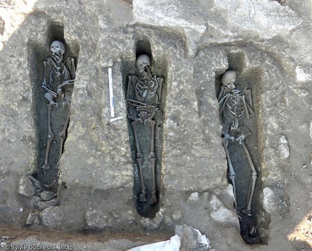 S&eacute;pultures anthropomorphes avec leurs logettes c&eacute;phaliques mises au jour dans le cimeti&egrave;re rupestre (VIIe-XIIe si&egrave;cle) du quartier de Saint-Ferr&eacute;ol &agrave; Uz&egrave;s (Gard).