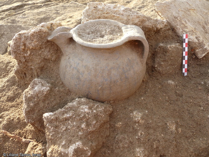 D&eacute;tail d'un pot en c&eacute;ramique mis au jour dans le cimeti&egrave;re rupestre (VIIe-XIIe si&egrave;cle) du quartier de Saint-Ferr&eacute;ol &agrave; Uz&egrave;s (Gard). Ces pots &eacute;taient d&eacute;pos&eacute;s soit en contact du d&eacute;funt, soit en couverture, soit encore au-dessus, dans la fosse combl&eacute;e de terre. 