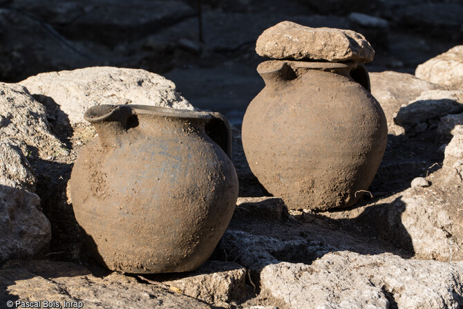 Pots en c&eacute;ramique mis au jour dans le cimeti&egrave;re rupestre (VIIe-XIIe si&egrave;cle) du quartier de Saint-Ferr&eacute;ol &agrave; Uz&egrave;s (Gard). Ces pots &eacute;taient d&eacute;pos&eacute;s soit en contact du d&eacute;funt, soit en couverture, soit encore au-dessus, dans la fosse combl&eacute;e de terre. Contenant des cendres, de l'encens ou de l'eau b&eacute;nite, ils recevaient une pierre en guise de bouchon afin de prot&eacute;ger le contenu au moment du rebouchage de la tombe. 