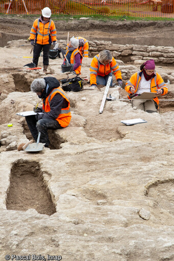 S&eacute;pultures en cours de fouille dans le cimeti&egrave;re rupestre (VIIe-XIIe si&egrave;cle) du quartier de Saint-Ferr&eacute;ol &agrave; Uz&egrave;s (Gard). L'emprise de la fouille a permis l'&eacute;tude de pr&egrave;s de 200 s&eacute;pultures, orient&eacute;s ouest/est, implant&eacute;es en rang&eacute;es et quasi syst&eacute;matiquement creus&eacute;es dans la roche. La population ne semble pas pr&eacute;senter de localisation sp&eacute;cifique par &acirc;ge ou par sexe au sein du cimeti&egrave;re. 