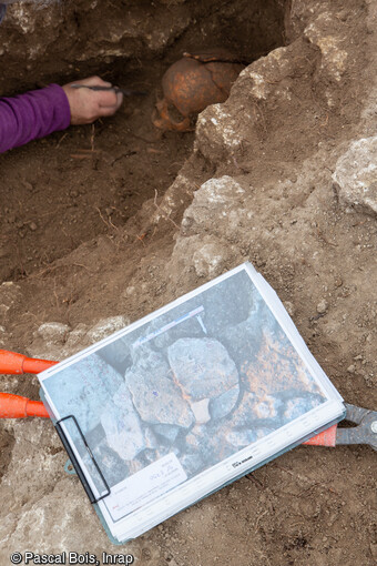 S&eacute;pulture en cours de fouille dans le cimeti&egrave;re rupestre (VIIe-XIIe si&egrave;cle) du quartier de Saint-Ferr&eacute;ol &agrave; Uz&egrave;s (Gard). Le d&eacute;funt repose dans un creusement dans la roche &agrave; la forme de son corps.