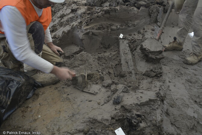 D&eacute;gagement de l'&eacute;pave du bateau du haut Moyen &Acirc;ge de sa gangue argileuse &agrave; Villenave-d'Ornon (Gironde) en 2022. 