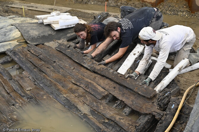 Prélèvement d'une pièce du vaigrage bâbord sur l'épave du bateau du haut Moyen Âge (VIIe-VIIIe siècles) découverte à Villenave-d'Ornon (Gironde) en 2022. 