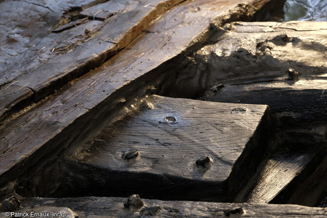 Détail d'une membrure et des chevilles la liant à la coque du bateau du haut Moyen Âge (VIIe-VIIIe siècles) découvert à Villenave-d'Ornon (Gironde) en 2022. 
