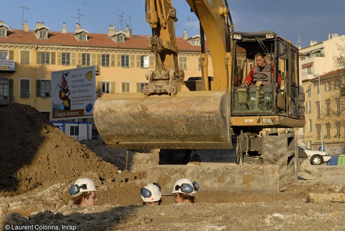 Premiers terrassements place Garibaldi &agrave; Nice (Alpes-Maritimes) effectu&eacute;s avant la fouille de la porte Pairoli&egrave;re en 2006. 
