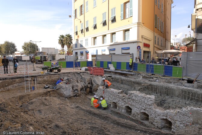 Mise au jour du ravelin au cours de la fouille de la porte Pairoli&egrave;re &agrave; Nice (Alpes-maritimes) en 2006. Dot&eacute;e d'un foss&eacute; la porte est renforc&eacute;e au XVe si&egrave;cle par la cr&eacute;ation d'un ravelin, ouvrage de fortification avanc&eacute;e destin&eacute; &agrave; prot&eacute;ger la pont qui franchissait le foss&eacute;.&nbsp; 