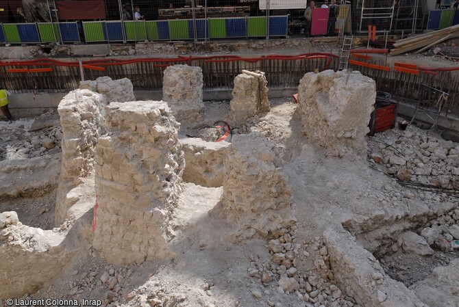 Encoches r&eacute;alis&eacute;es sur l'ensemble de tour Pairoli&egrave;re &agrave; Nice (Alpes-Maritimes) pour l'insertion des poutres de la plateforme du tramway, durant les fouilles de 2006-2007. Cette plateforme permettra la mise en service du tramway tout en continuant les interventions arch&eacute;ologiques en sous &oelig;uvre. A terme les vestiges ainsi conserv&eacute;s pourront &ecirc;tre restaur&eacute;s.