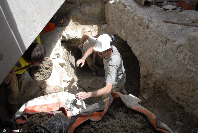 Ouverture de l'aqueduc pour r&eacute;aliser l'acc&egrave;s &agrave; la fouille de la tour Pairoli&egrave;re &agrave; Nice (Alpes-Maritimes) en 2007 sous la dalle de couverture. 