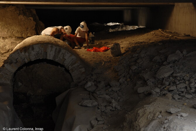 Fouilles de la jonction de l'aqueduc avec le dernier mur du bastion de la porte Pairoli&egrave;re &agrave; Nice (Alpes-Maritimes) sous le dalle de couverture en 2007 