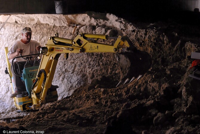 Petit engin m&eacute;canique creusant sous la dalle de couverture durant la fouille de la porte Pairoli&egrave;re &agrave; Nice (Alpes-Maritimes) en 2007. 