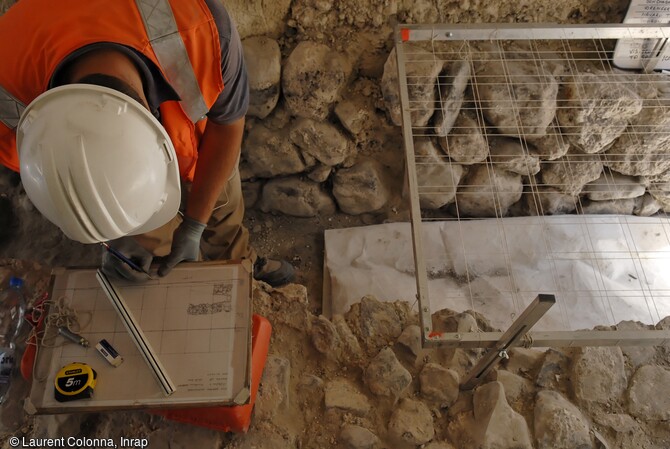 Relev&eacute; pierre par pierre durant la fouille de la porte Pairoli&egrave;re &agrave; Nice (Alpes-Maritimes) en 2007. 