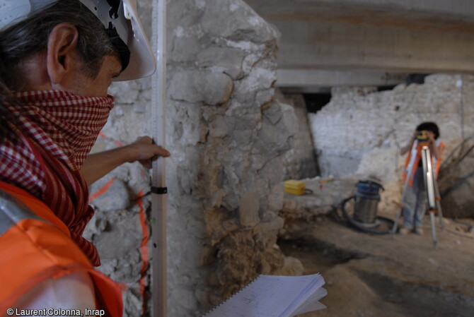 Observations des s&eacute;diments du foss&eacute; moderne par le g&eacute;omorphologue durant la fouille de la porte Pairoli&egrave;re &agrave; Nice (Alpes-Maritimes) en 2007.