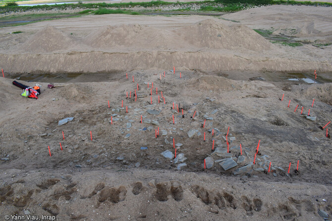 La p&ecirc;cherie fixe du site n&deg; 2 de l'&icirc;le Poulas (Maine-et-Loire) en cours de fouille en 2022. Les  V  de cette p&ecirc;cherie sont &eacute;galement empierr&eacute;s ponctuellement. Ces enrochements &eacute;taient destin&eacute;s en particulier &agrave; &eacute;viter un ensablement de la structure de la p&ecirc;che, notamment la nasse positionn&eacute;e &agrave; la pointe de l'entonnoir. D'apr&egrave;s les premi&egrave;res datations, ces p&ecirc;cheries auraient fonctionn&eacute; au cours du XIIe si&egrave;cle.