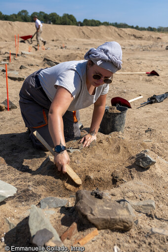 Vue g&eacute;n&eacute;rale et travail de fouille manuelle sur le site n&deg;2 du chantier de fouille de l'&icirc;le Poulas (Maine-et-Loire) en 2022.