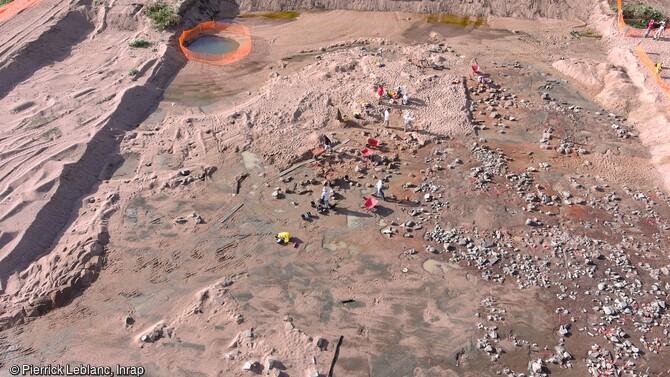 Vue a&eacute;rienne du chantier de fouille de l'&icirc;le Poulas (Maine-et-Loire) sur les berges de la Loire en 2022 durant la phase d'&eacute;tiage du fleuve, &eacute;tant submerg&eacute; la majeure partie de l'ann&eacute;e. La fouille a r&eacute;v&eacute;l&eacute; des p&ecirc;cheries m&eacute;di&eacute;vales et a contribu&eacute; &agrave; la connaissance du fleuve, de l'histoire de son am&eacute;nagement et de son exploitation.